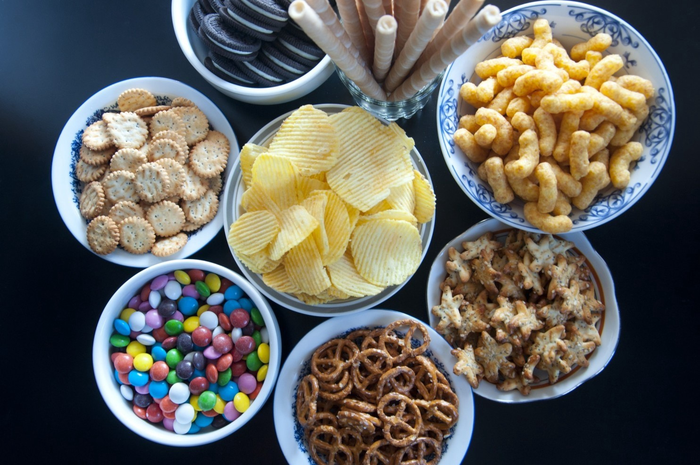 Bila ingin menurunkan berat badan cobalah untuk tidak makan 8 camilan ini yang bikin berat badan, salah satunya keripik kentang.