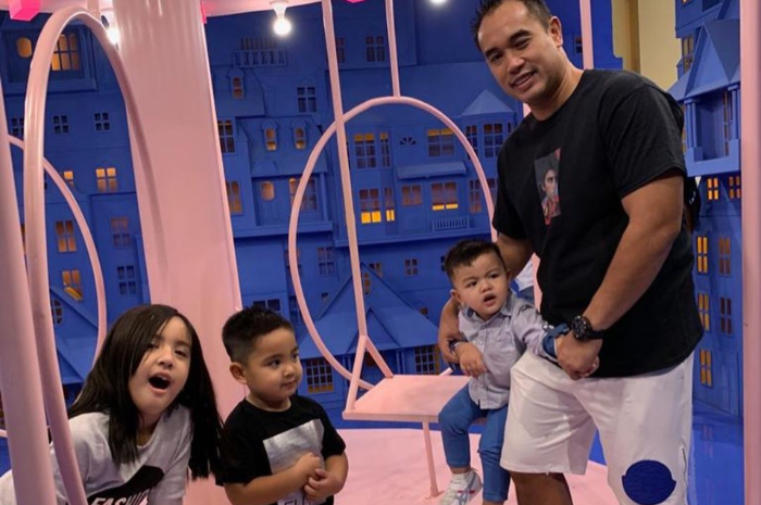Ardi Bakrie dan ketiga anaknya
