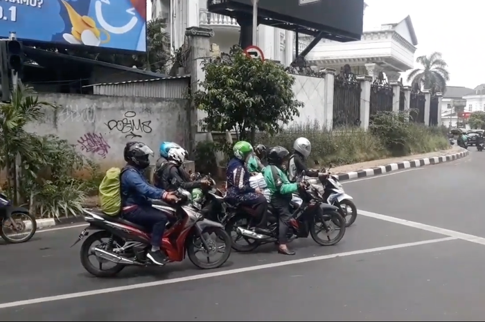 Motor Sudah Berhenti Dibelakang Marka Tapi Mana Lampu Merahnya ya ?