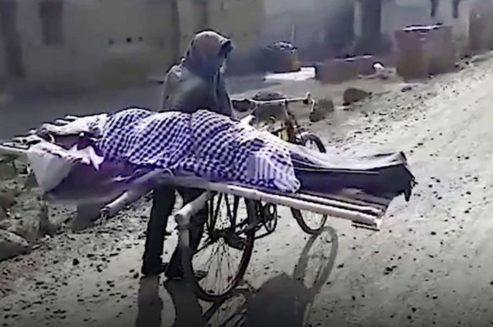 Saroj membawa jenazah ibunya ke tempat peristirahatan terakhirnya