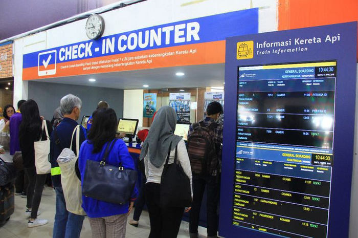 Penumpang yang telah mendapatkan bukti pembelian tiket berupa blanko tiket putih, e-mail notifikasi, struk, dan e-ticket dapat melakukan check-in.