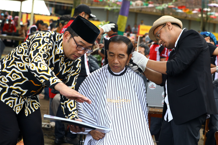 Presiden Joko Widodo (tengah) berbincang dengan Gubernur Jawa Barat Ridwan Kamil (kiri) saat mengiku