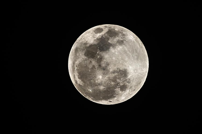 Gerhana bulan istimewa yang dinamakan Super Blood Wolf Moon mulai tampak sempurna dilihat dari Miami, Florida.