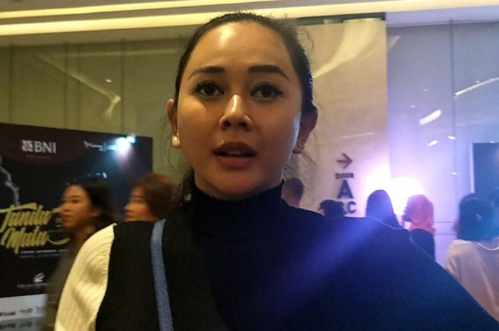 Aura Kasih berperan jadi Fatimah si Janda Muda dalam film Pancaran Sinar Metromaks.