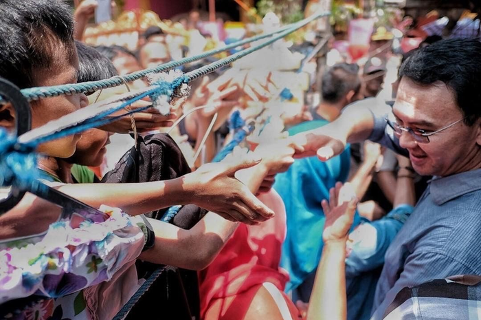 Basuki Tjahaja Purnama atau Ahok atau BTP saat berinteraksi dengan warga DKI Jakarta.