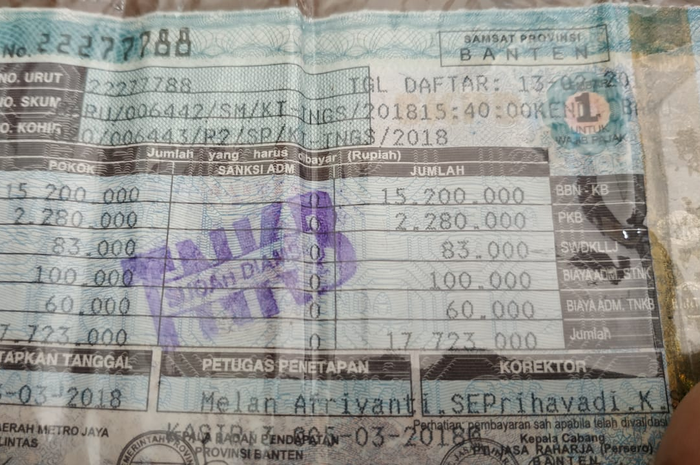 Foto ilustrasi STNK. Pemutihan pajak kendaraan digelar jelang HUT RI Ke-77, ini keuntungannya.