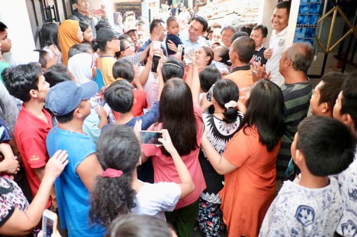 Basuki Tjahaja Purnama atau Ahok atau BTP saat berinteraksi dengan warga Jakarta