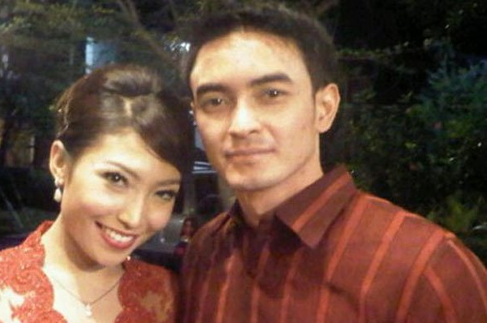 Ayu Dewi dan Zumi Zola