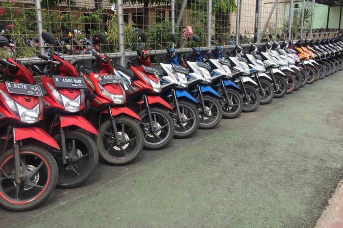 Cerita Slamet Gunaedi, satpam di SMAN 4 Tangerang Selatan yang merapikan motor siswa di parkiran. 