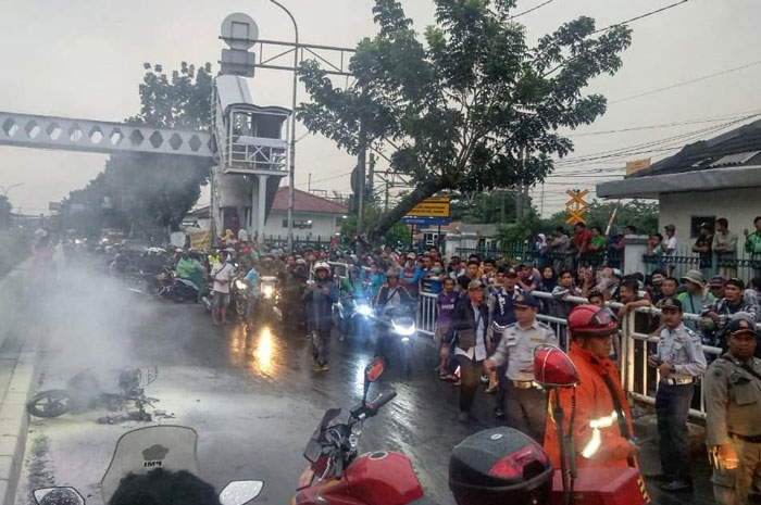 Honda BeAT kebakaran di depan Stasiuan Pasar Minggu sampai hangus tak berbenutk