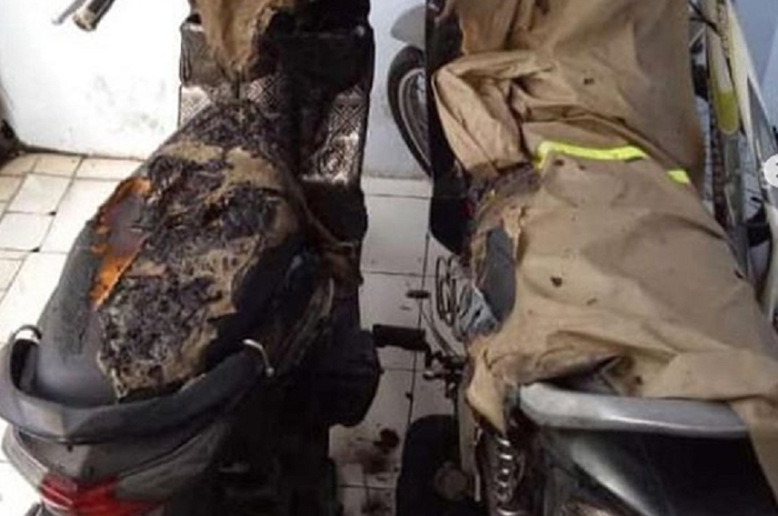Dua motor korban teror kain api