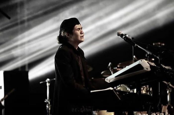 Potret Dul Jaelani menangis saat konser Dewa 19