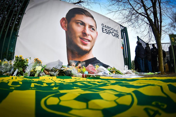 Suporter FC Nantes memberikan doa agar Emiliano Sala segera ditemukan.