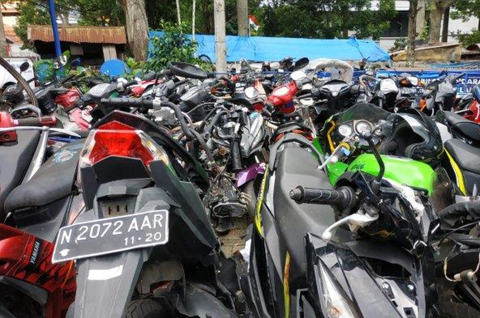 Motor Laka (kecelakaan) yang menumpuk dan mangkrak di kantor Unit Laka Lantas Polres Malang Kota di Jl Dr Cipto&nbsp;