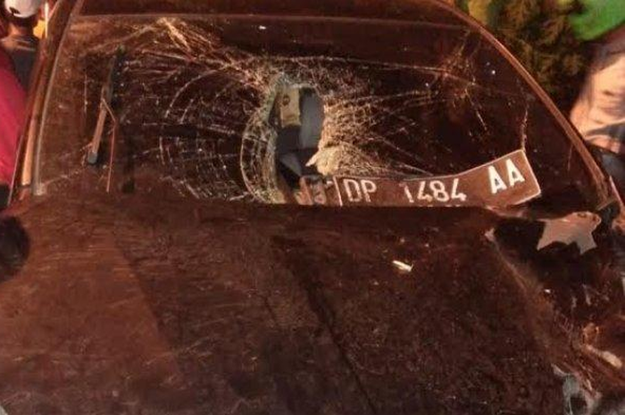  Kecelakaan lalu lintas antara mobil Daihatsu Xenia DP 1484 AA tabrakan dengan motor Beat plat DP 3884 BJ terjadi di poros Trans Sulawesi, Jl Ahmad Yani, Kelurahan Lapadde, Kecamatan Ujung, Kota parepare, Rabu (6/2/2019) malam.&nbsp;