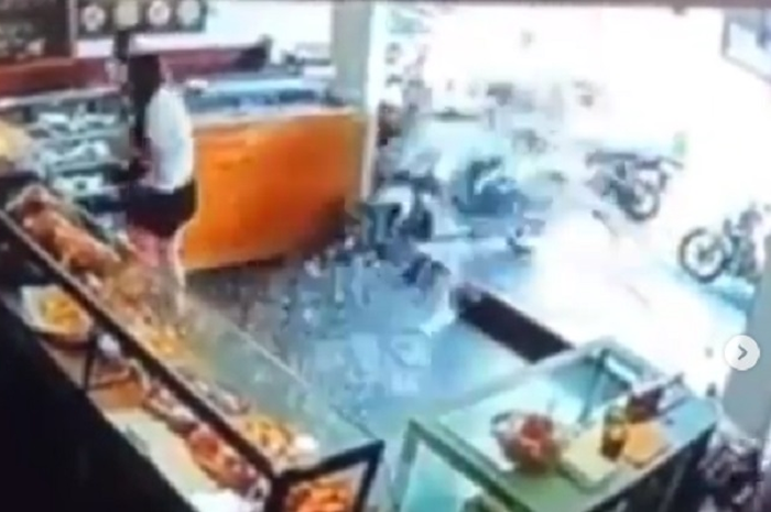 Seorang wisatawan asing menabrak pintu kaca salah satu toko di Bali