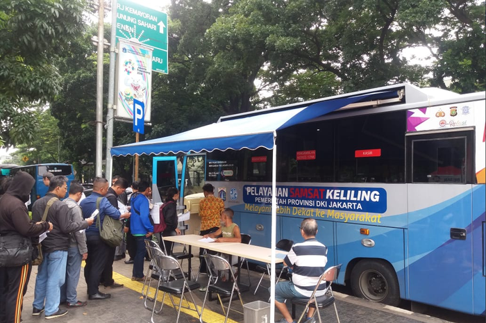 Pelayanan mobil Samsat keliling Jakarta Pusat di Lapangan Banteng Jakpus.