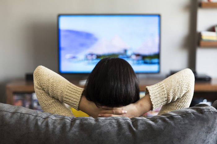 Ternyata tertidur saat tv menyala bisa sebabkan obesitas hingga picu penyakit kanker.
