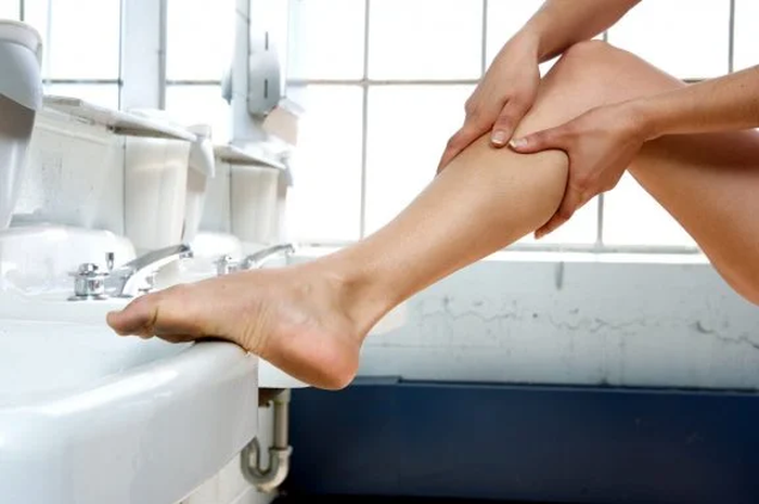 Begini cara alami dengan mudah dan ampuh sembuhkan kaki bengkak, mulai dari air garam hingga minum air putih yang banyak.