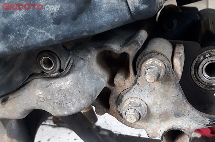 Engine mounting motor matic.