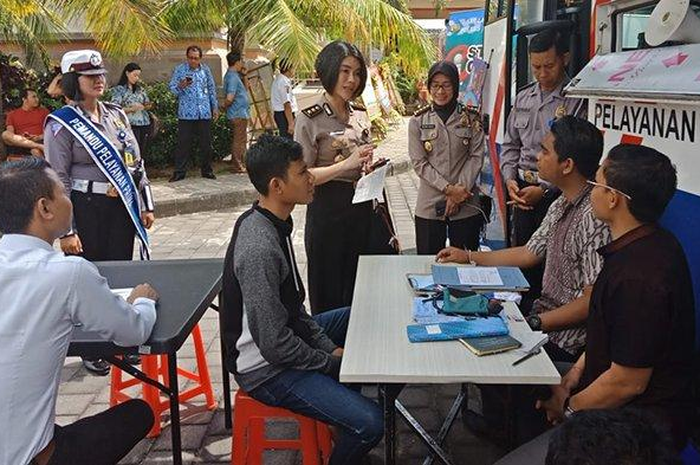 Ilustrasi pelayanan SIM Keliling. Polda Metro Jaya Siapkan Kembali Gerai SIM Keliling di Mal Demi Cegah Penumpukan, Simak Lokasinya 