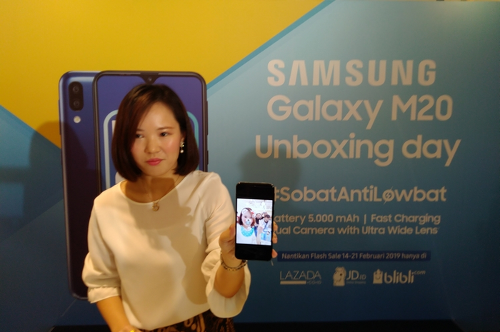 Product Marketing Manager Samsung Electronics Indonesia Ju Yong, memperkenalkan Samsung Galaxy M20