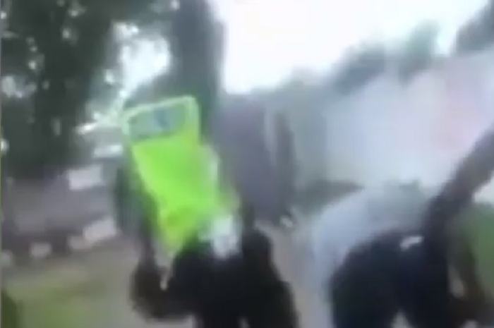 Polisi diduga memukul pengendara yang tidak menggunakan helm
