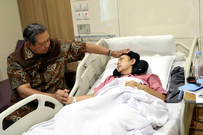 Presiden Indonesia ke-6 Susilo Bambang Yudhoyono (kiri) mengusap kepala istrinya Ani Yudhoyono (kanan) yang tengah menjalani perawatan di sebuah Rumah Sakit di Singapura, Selasa (12/2/2019). Ibu Negara ke-6 Ani Yudhoyono terindikasi menderita penyakit kanker darah sehingga harus menjalani perawatan 