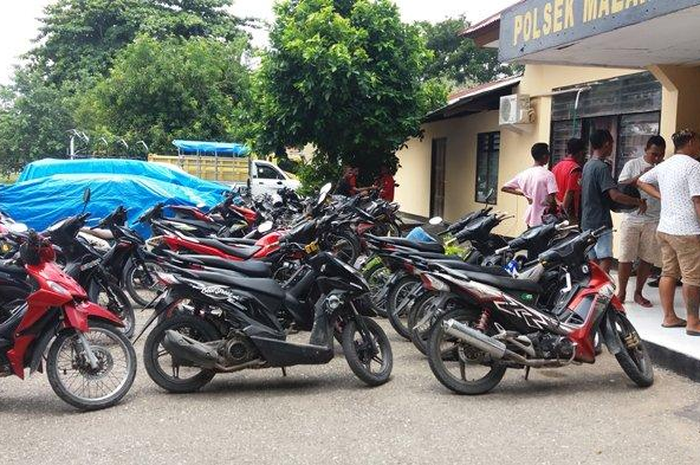Puluhan kendaraan bermotor roda dua yang terjaring dalam operasi di wilayah Kabupaten Malaka, Senin (11/2/2019).&nbsp;