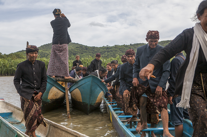 Keturunan wangsa Bonokeling turun dari perahu sampan setelah menziarahi makam leluhur di Adiraja, Jawa Tengah dalam acara adat Mauludan.
