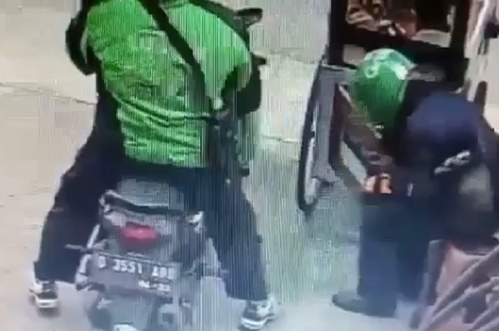 Oknum ojol mengambil tabung gas milik tukang batagor
