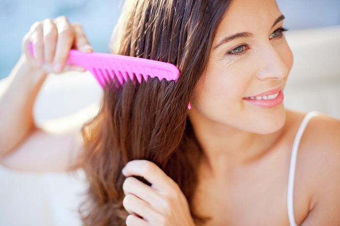 Cara membersihkan sisir