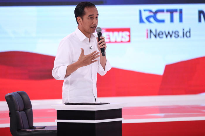 Calon Presiden Nomor Urut 1, Joko Widodo menyampaikan gagasannya saat Debat Kedua Calon Presiden, Pemilihan Umum 2019 di Hotel Sultan, Jakarta, Minggu (17/2/2019).