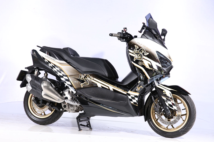 Modifikasi Yamaha XMAX 250 Bermotif Helm Arai TT Isle of Man