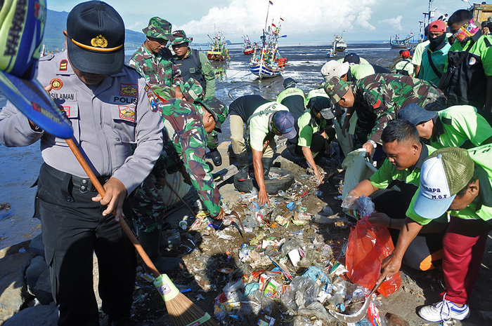 Sejumlah elemen masyarakat melakukan kerja bakti membersihkan pantai di Hari Peduli Sampah Nasional di Pantai Panarukan, Situbondo, Jawa Timur, Kamis (21/2/2019). Ribuan warga yang terdiri dari TNI, Polri, Pemerintah Kabupaten Situbondo, dan masyarakat membersihkan pantai agar lingkungan bersih.