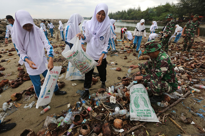 Pelajar, relawan RAPI dan aparat TNI-Polri membersihkan sampah di pantai wisata Ulee Lheu, Banda Aceh, Aceh, Kamis (21/2/2019). Aksi membersihkan sampah pantai yang juga melibatkan berbagai komponen instansi dan organisasi peduli lingkungan itu digelar dalam rangka memperingati Hari Peduli Sampah Na