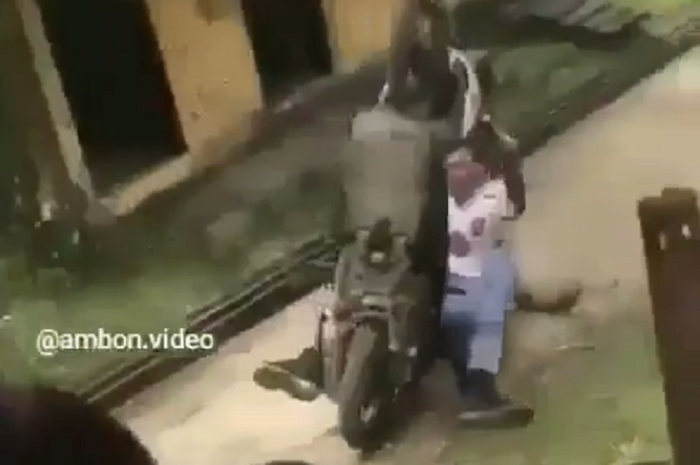 Pelajar SMA gagal wheelie di depan teman-temannya