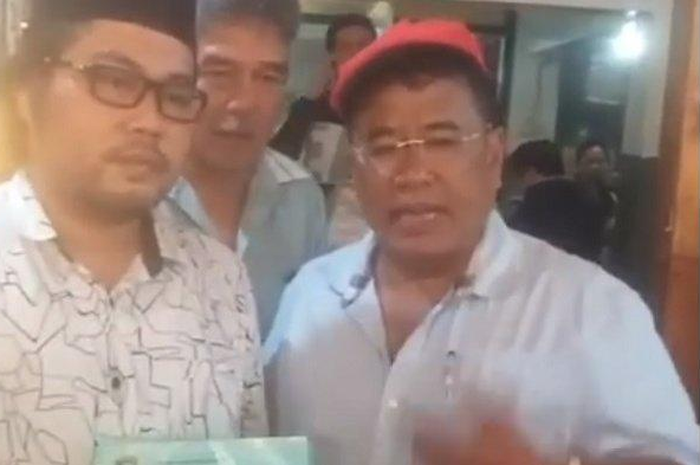 Hotman Paris dan perwakilan Pondok Pesantren Tebu Ireng, Jombang, Jawa Timur.