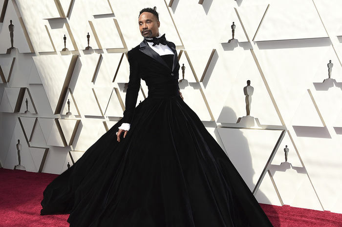 Aktor Billy Porter tampil unik dengan tuksedo yang dipadukan dengan gaun pada karpet merah Academy Awards ke-91 atau Oscar 2019, di Dolby Theatre, Los Angeles, Minggu (24/2/2019) waktu AS. Sebanyak 23 nominasi diumumkan pemenangnya dalam ajang penghargaan perfilman bergengsi dunia itu.