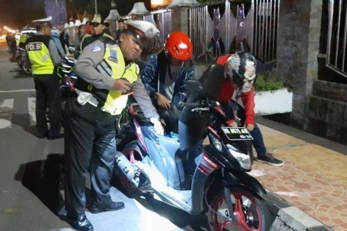 Polisi memeriksa kendaraan pengendara dalam operasi di Tondano, Sabtu (23/2/2019) malam.&nbsp;