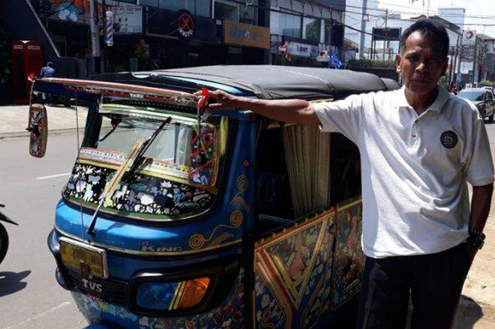 Bajaj biru milik Ahmadi yang dihias&nbsp; 