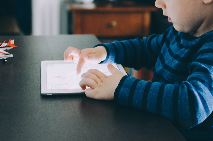 Ilustrasi anak kecanduan gadget