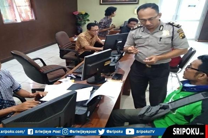 Driver Go-Jek, Eddy Fadillah melapor ke Polresta Palembang karena kehilangan sepeda motor, Selesa (26/2/2019).&nbsp;