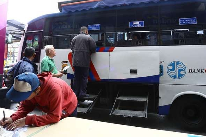 Warga antre menunggu giliran perpanjangan sim keliling di halaman LTC Glodok, Taman Sari, Jakarta Barat. LTC Glodok bekerjasama dengan Polda Metro Jaya mengadakan pelayanan perpanjangan SIM dan STNK bagi warga Jakarta, sekaligus bisa sambil berbelanja.&nbsp;