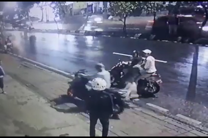 Ilustrasi begal motor sadis. Komplotan Begal Pura-pura Bantu Korbannya Yang Terperosok ke Kubangan, Korban Langsung Lakukan Ini