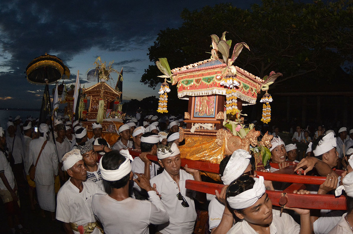 Umat Hindu membawa benda-benda sakral saat melaksanakan ritual Melasti rangkaian pelaksanaan Karya Agung Panca Wali Krama di Pantai Watu Klotok, Klungkung, Bali, Sabtu (2/3/2019). Ribuan warga  Hindu dari berbagai daerah mengikuti ritual Melasti yang merupakan rangkaian Karya Agung Panca Wali Krama 