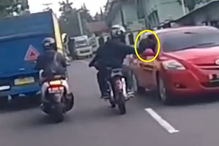 Kasus pemukulan kaca spion mobil oleh pemotor sering terjadi di jalan raya.