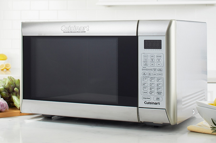 Ada banyak penjelasan yang bertentangan tentang apakah memasak makanan dalam oven microwave itu aman atau tidak.