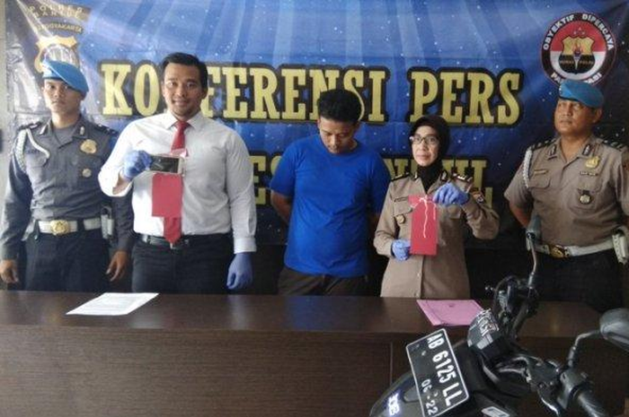 Kasat Reskrim polres Bantul AKP Rudy Prabowo didampingi Kasubag Humas polres Bantul AKP Sulistyaningsih menunjukkan pelaku dan barang bukti kejahatan di Mapolres Bantul, Rabu (6/3/2019) 