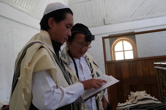 Sejumlah umat Yahudi beribadah di sebuah sinagoge di Tondano, Sulawesi Utara, Selasa (4/3/2019). Dari 260 juta penduduk Indonesia, terdapat sekitar 200 orang Yahudi tersisa, yang berjibaku dengan 'keresahannya' menjalani hidup di antara pemeluk enam agama yang sah diakui negara.